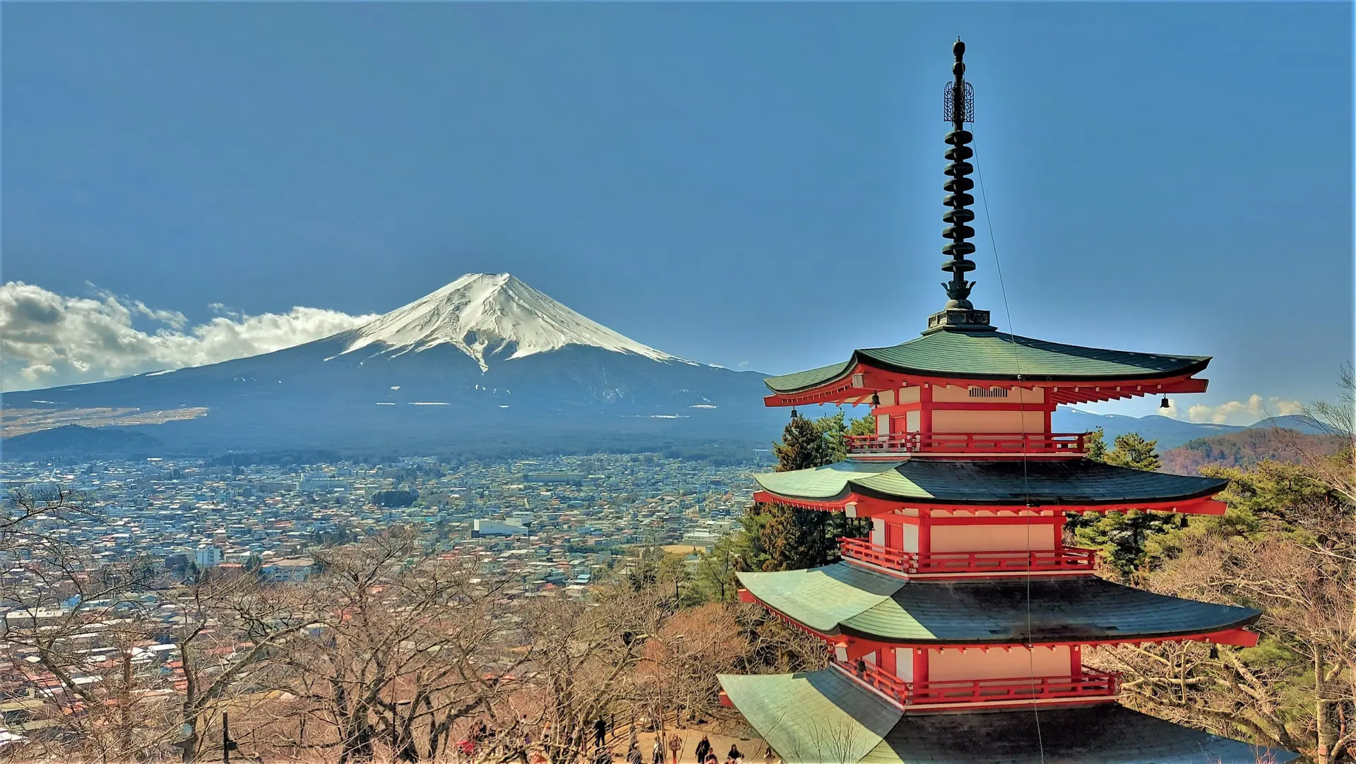 La pagoda Chureito frente al Monte Fuji nevado, rodeada de cerezos en flor