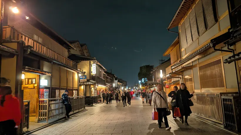 Una calle del barrio de Gion en Kioto, con faroles y arquitectura tradicional de madera