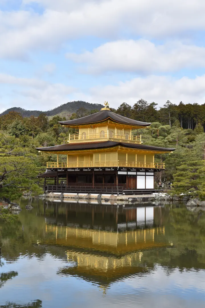 El Pabellón Dorado Kinkaku-ji de Kioto reflejado en el estanque