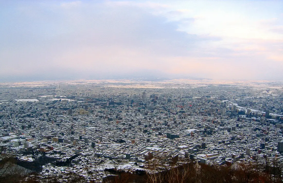 La ciudad de Sapporo nevada en invierno